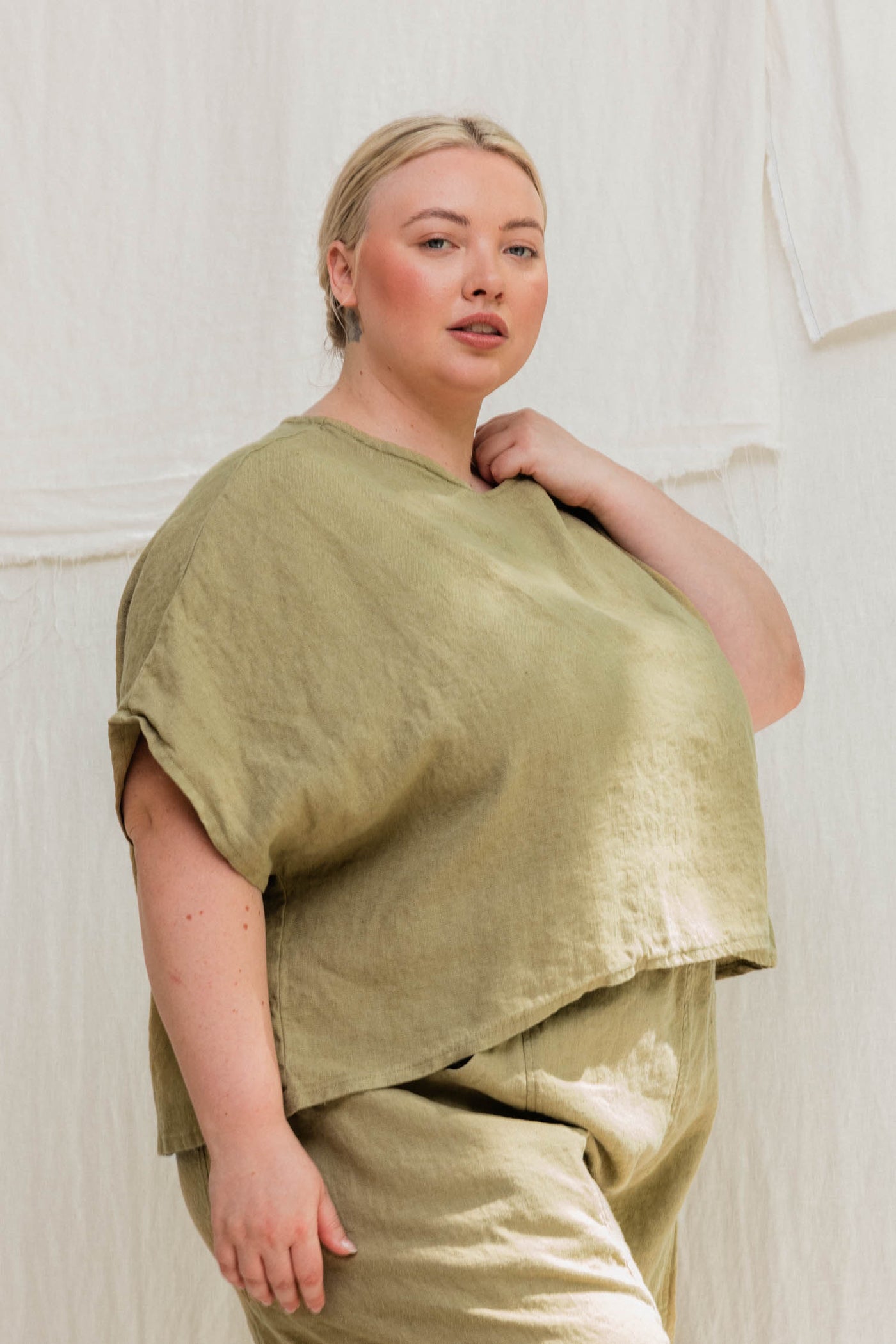 Linn Tee in Midweight Linen Pear#color_pear