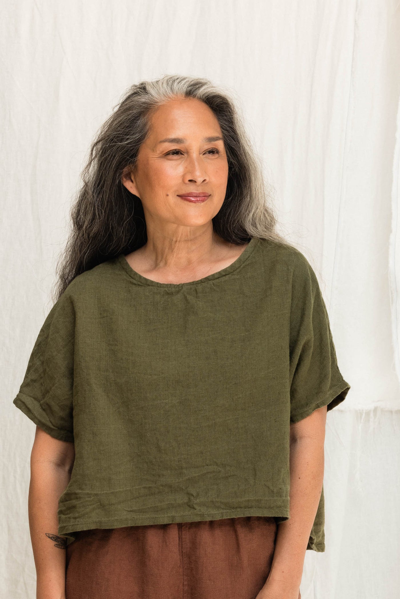 Linn Tee in Midweight Linen Verte#color_verte