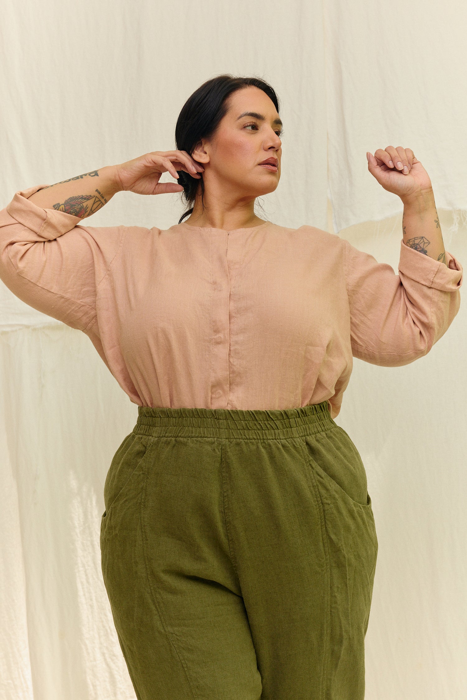 Long Sleeve Kara Snap Top in Lightweight Linen Canyon#color_canyon