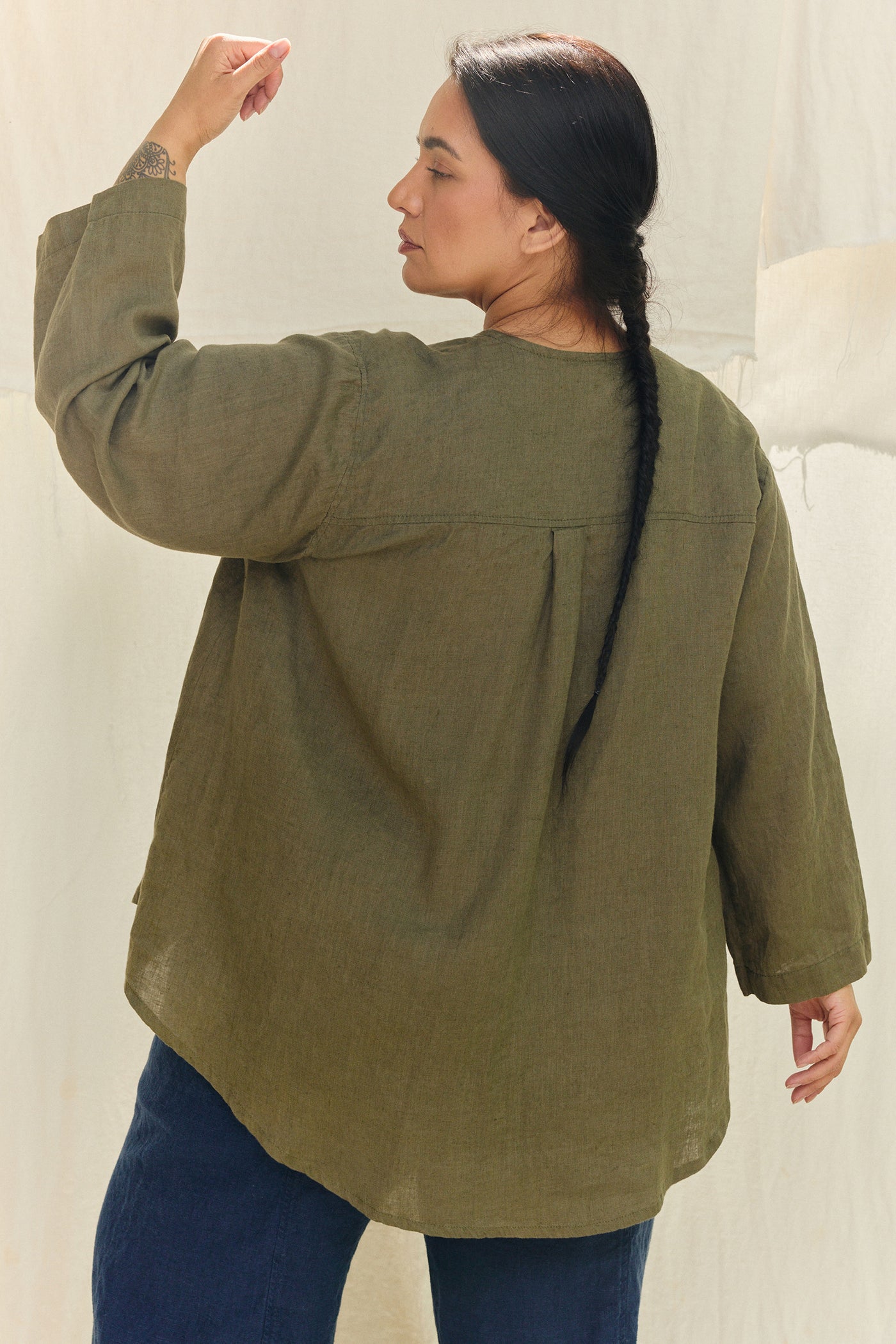 Long Sleeve Kara Snap Top in Lightweight Linen Lichen#color_lichen