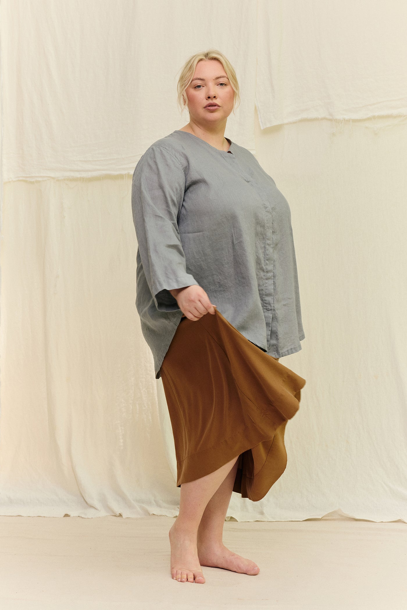 Long Sleeve Kara Snap Top in Lightweight Linen Overcast#color_overcast