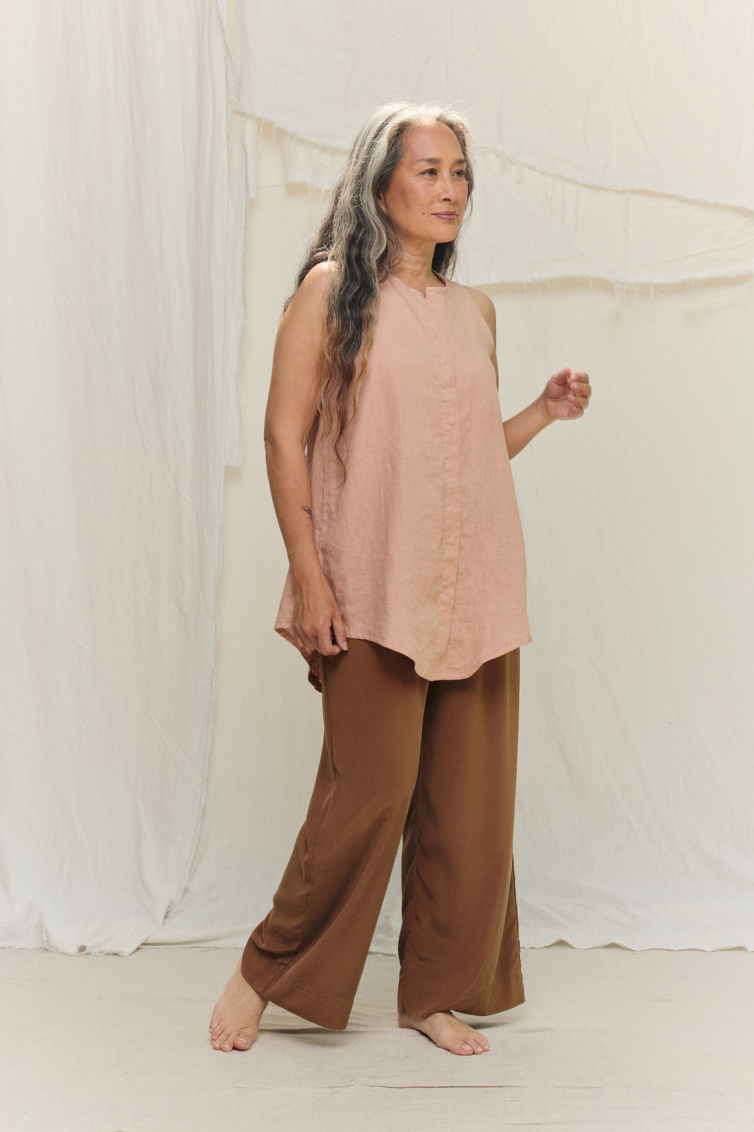 Sleeveless Kara Snap Top in Lightweight Linen Canyon#color_canyon