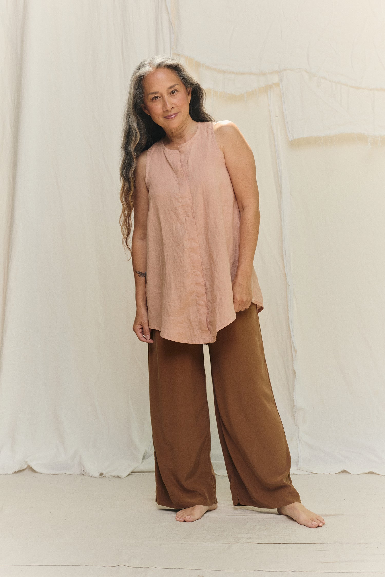 Sleeveless Kara Snap Top in Lightweight Linen Canyon#color_canyon