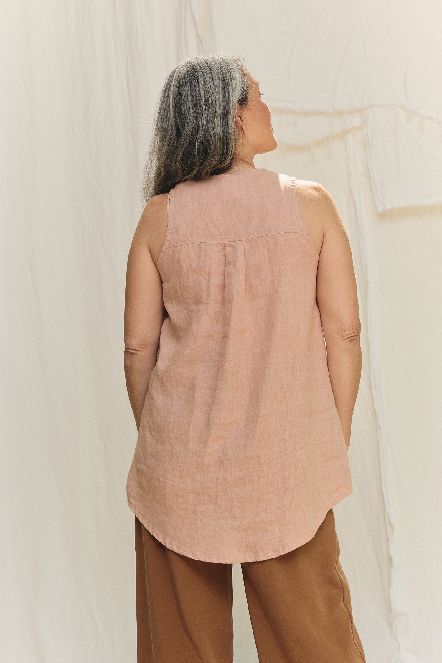 Sleeveless Kara Snap Top in Lightweight Linen Canyon#color_canyon