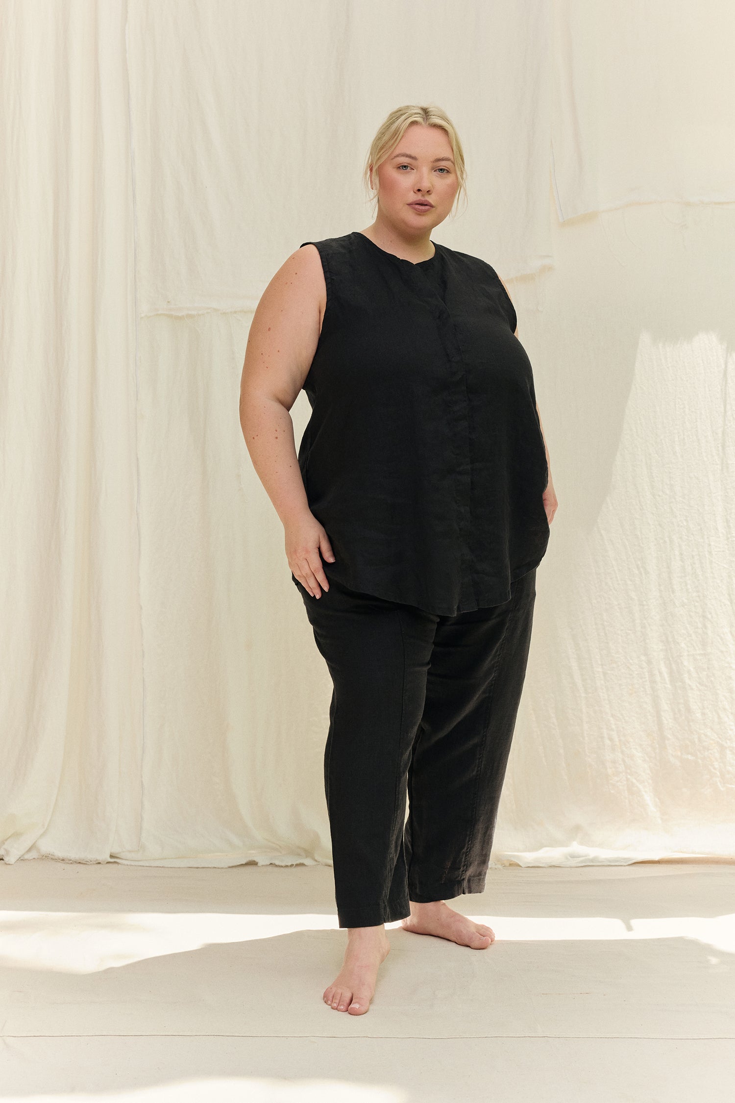 Sleeveless Kara Snap Top in Lightweight Linen Ink#color_ink