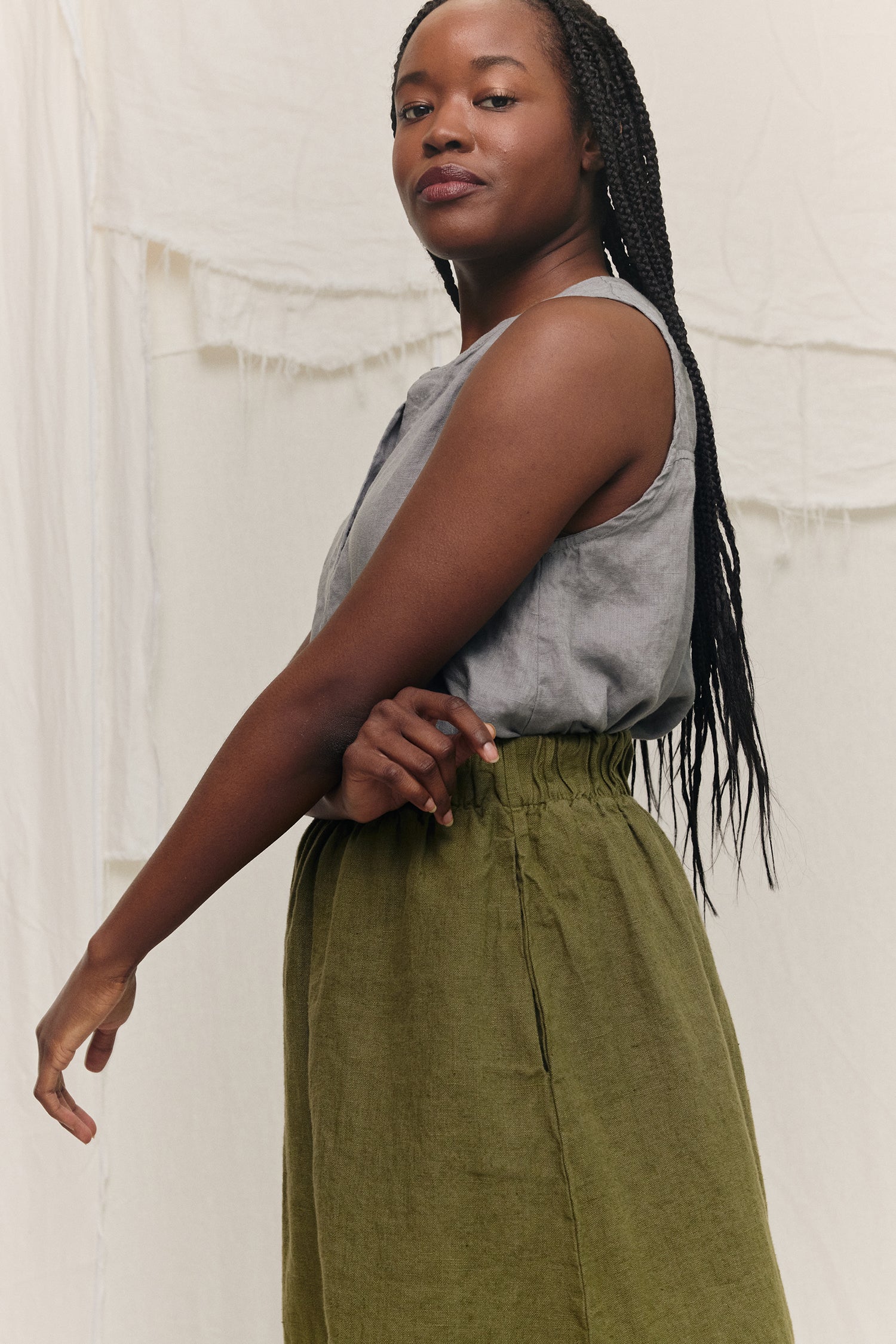 Sleeveless Kara Snap Top in Lightweight Linen Overcast#color_overcast