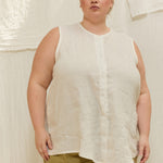 Sleeveless Kara Snap Top in Lightweight Linen Salt#color_salt