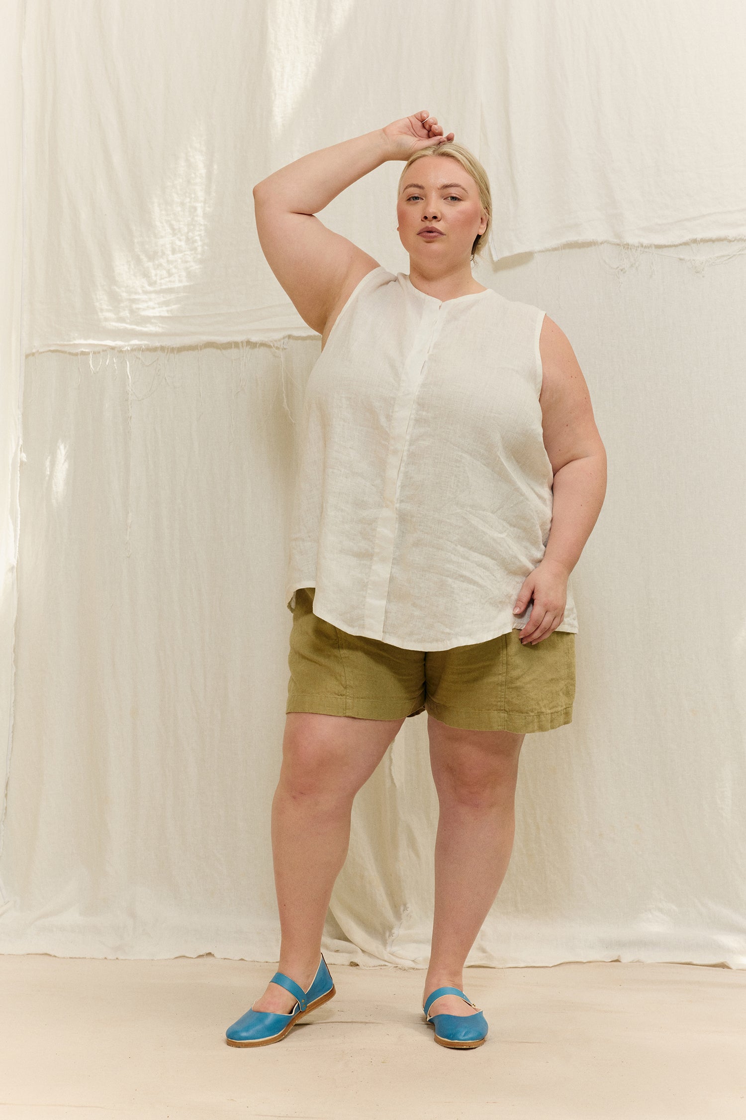 Sleeveless Kara Snap Top in Lightweight Linen Salt#color_salt