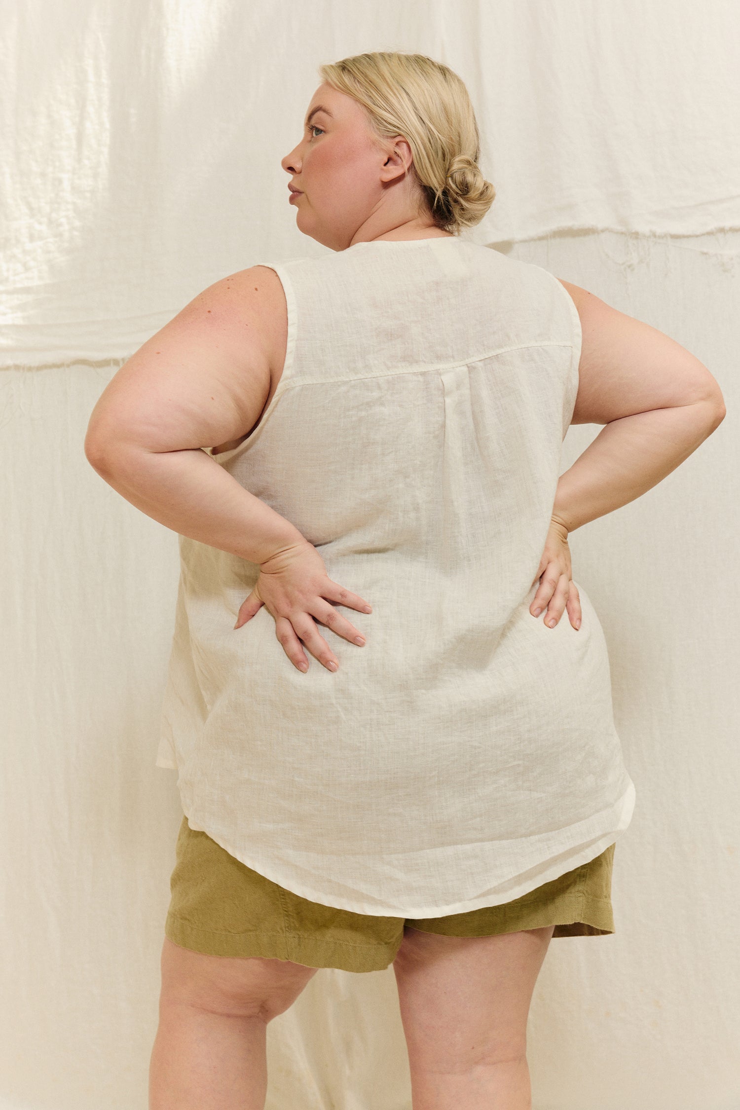 Sleeveless Kara Snap Top in Lightweight Linen Salt#color_salt