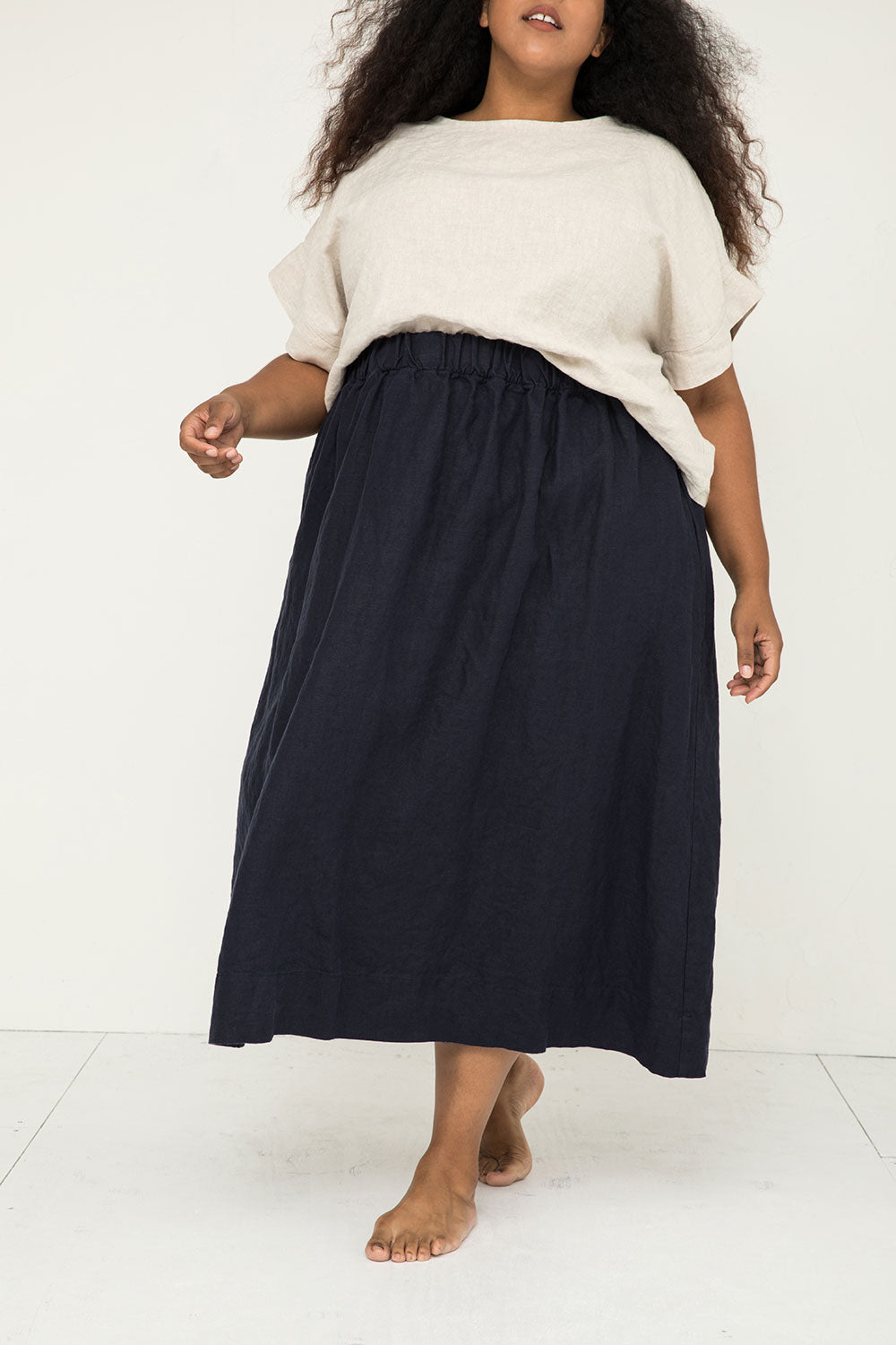 Bel Skirt in Midweight Linen Navy#color_navy