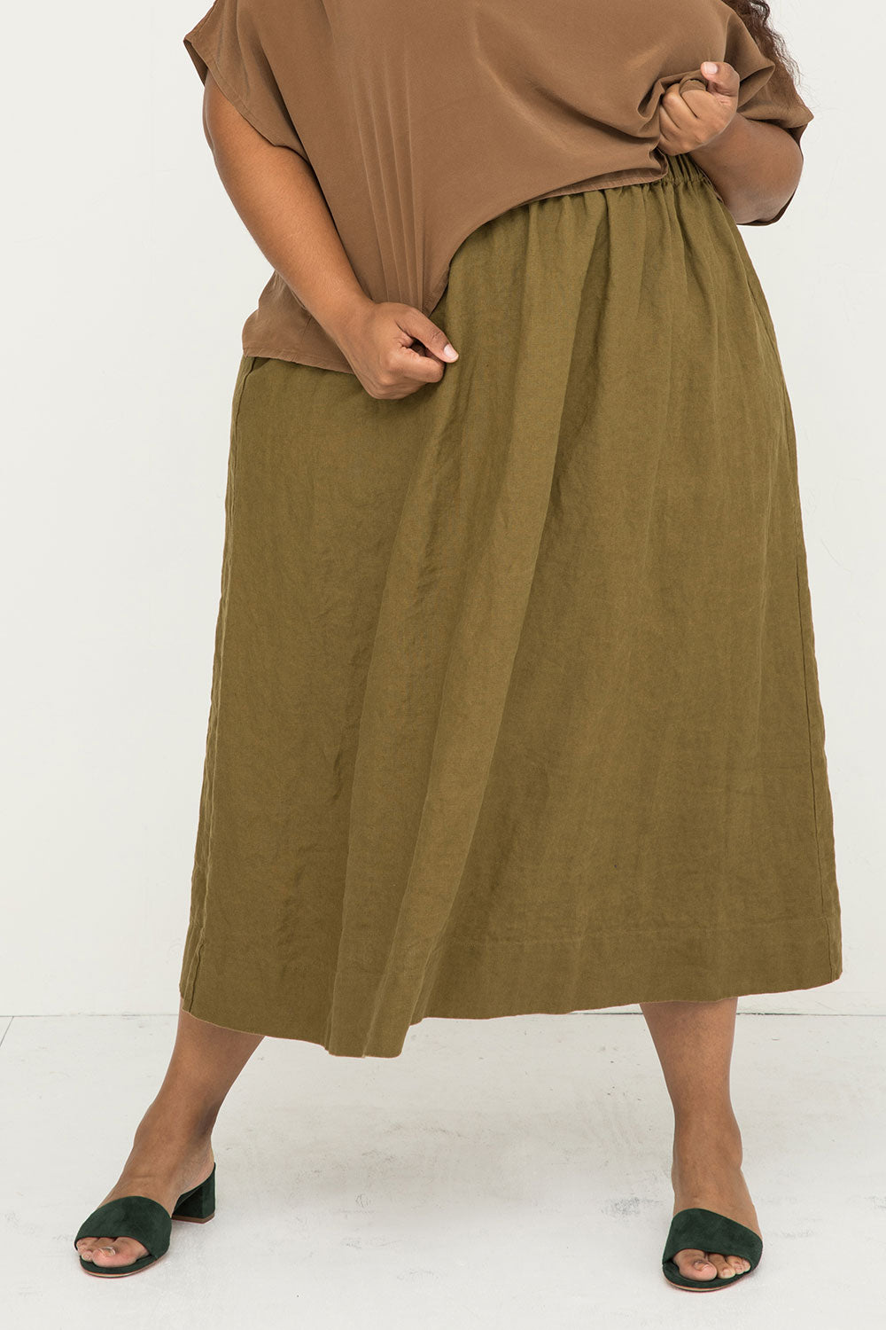 Bel Skirt in Midweight Linen Olive#color_olive